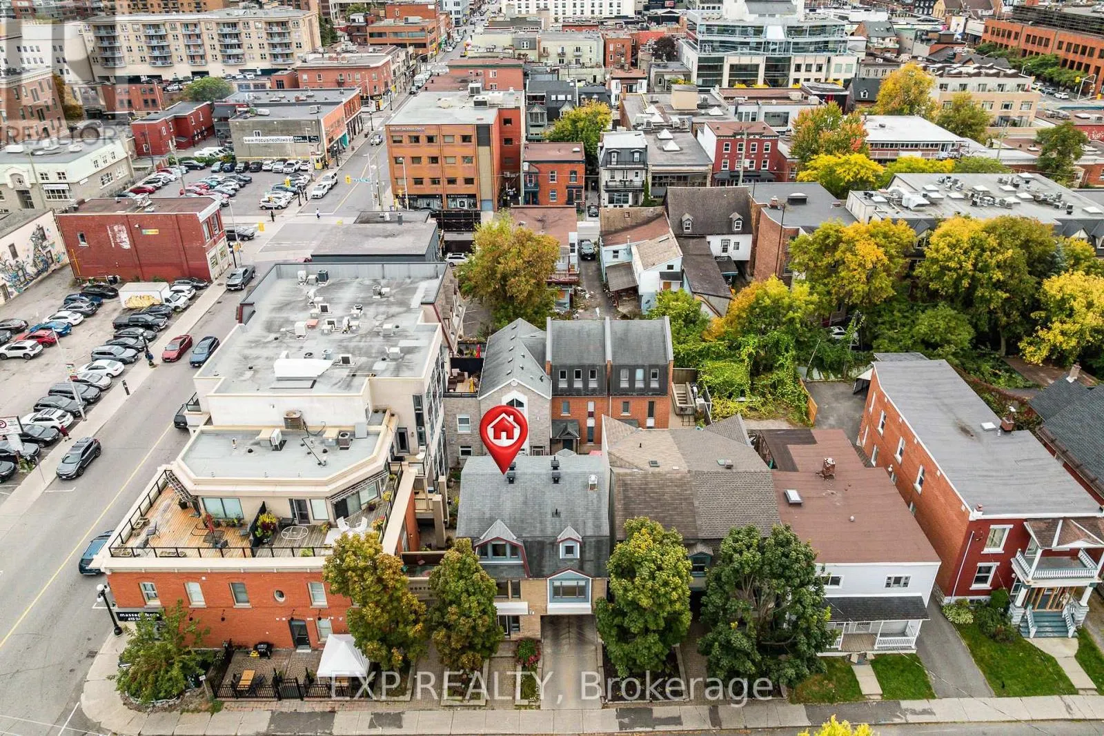 UNIT 1 LEVEL 1 - 122 GUIGUES AVENUE W
