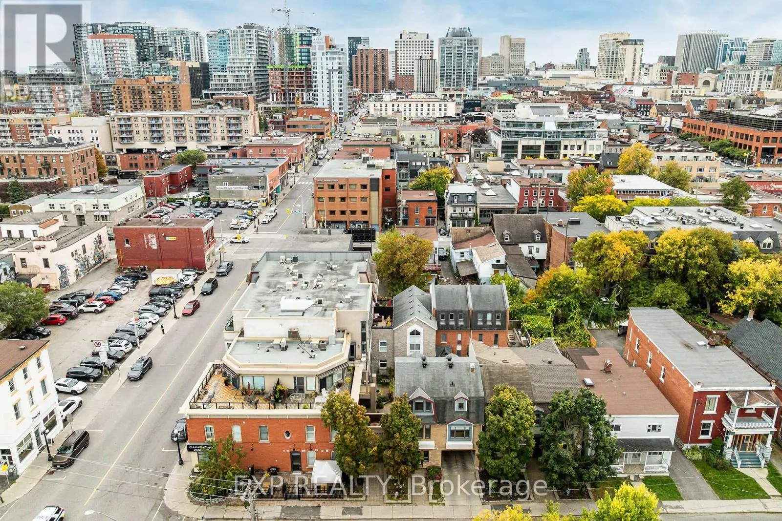 UNIT 1 LEVEL 1 - 122 GUIGUES AVENUE W