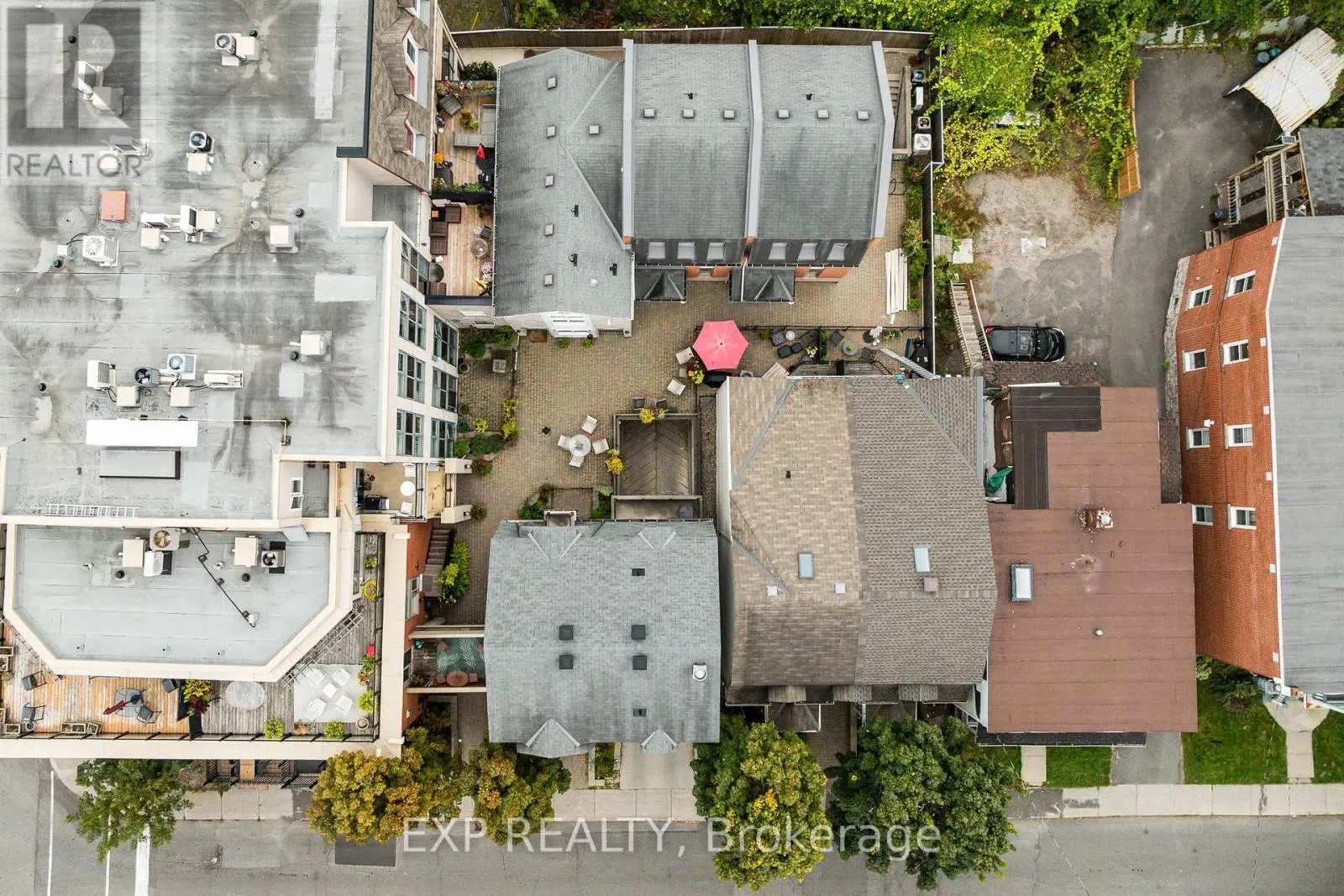 UNIT 1 LEVEL 1 - 122 GUIGUES AVENUE W