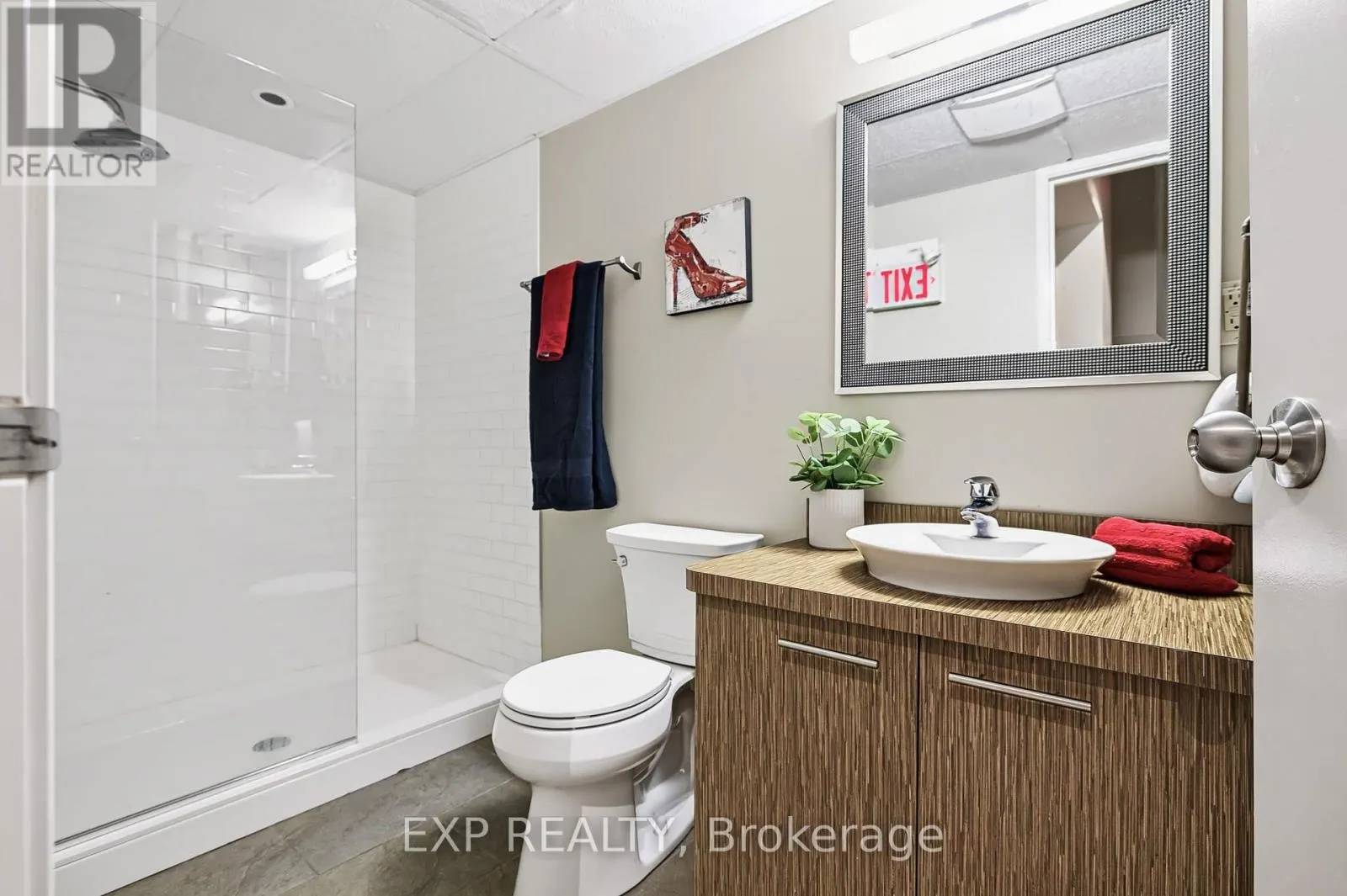 UNIT 1 LEVEL 1 - 122 GUIGUES AVENUE W