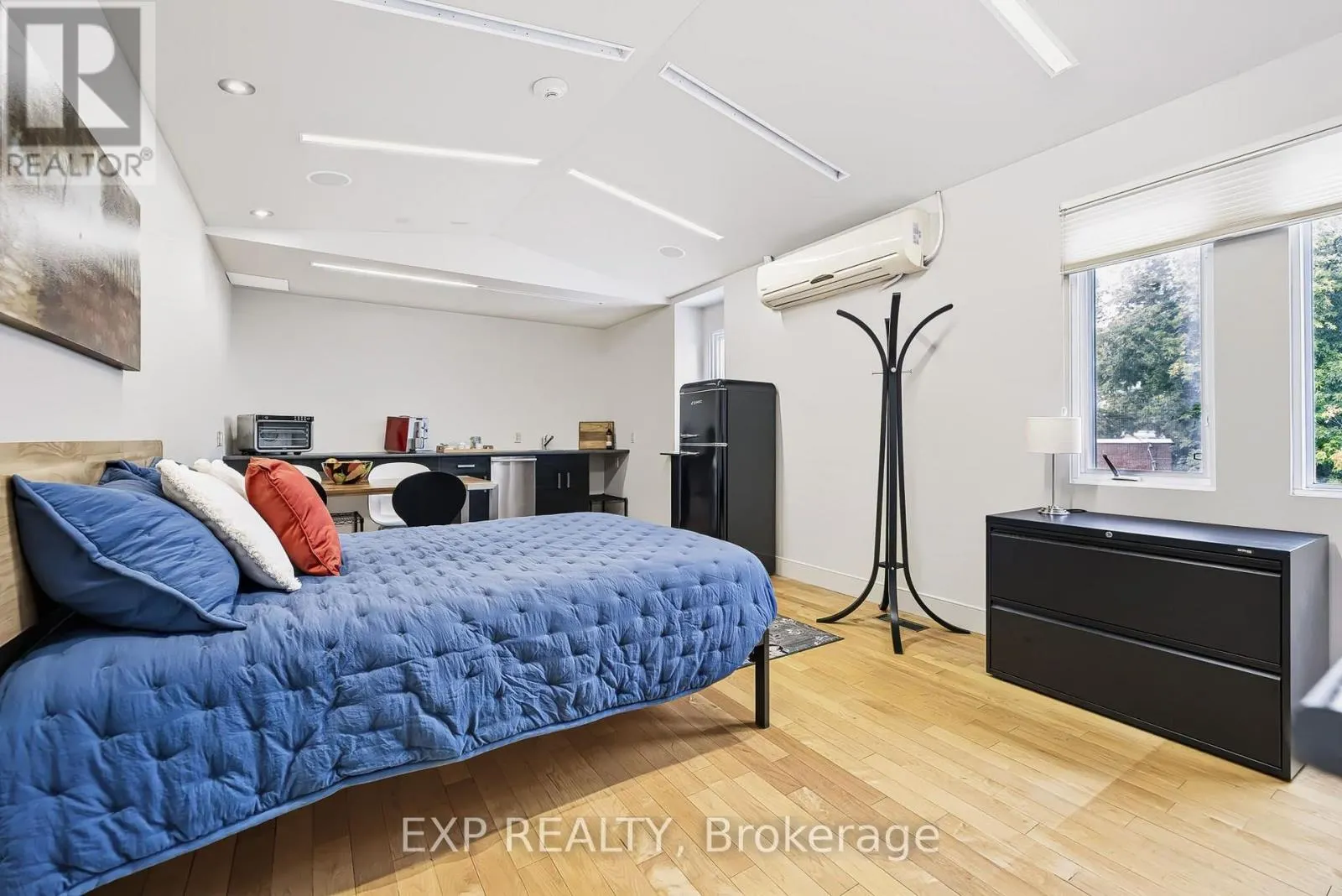 UNIT 1 LEVEL 1 - 122 GUIGUES AVENUE W