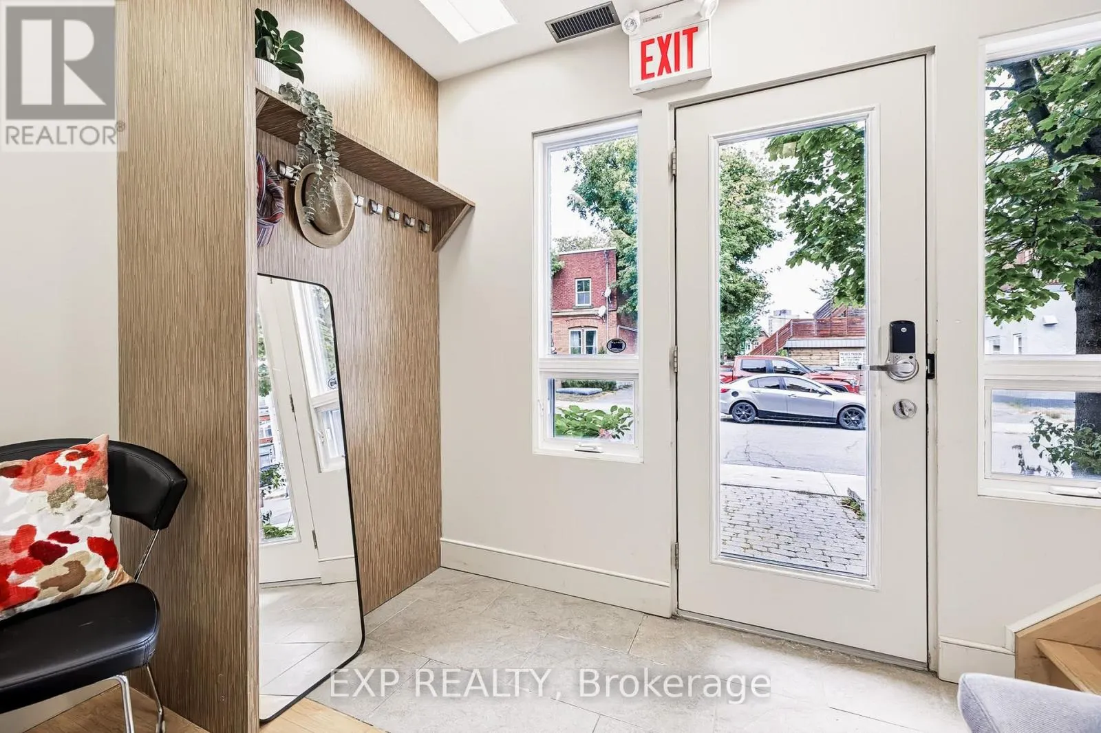 UNIT 1 LEVEL 1 - 122 GUIGUES AVENUE W