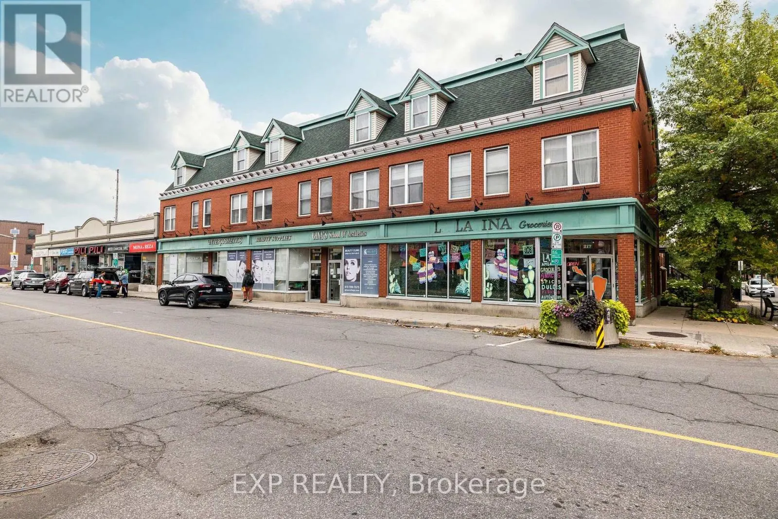 UNIT 1 LEVEL 1 - 122 GUIGUES AVENUE W