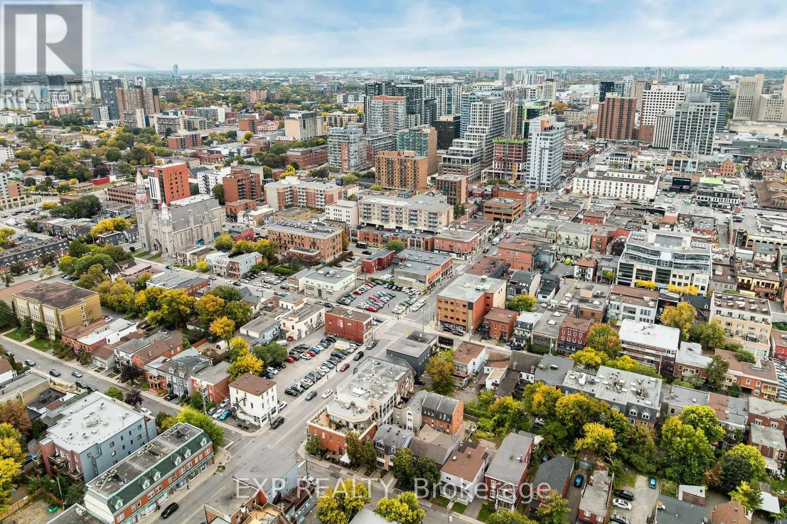 UNIT 1 LEVEL 1 - 122 GUIGUES AVENUE W
