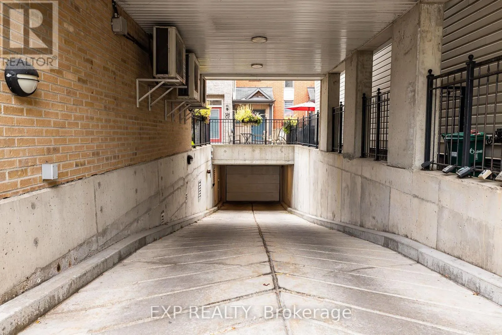 UNIT 1 LEVEL 1 - 122 GUIGUES AVENUE W