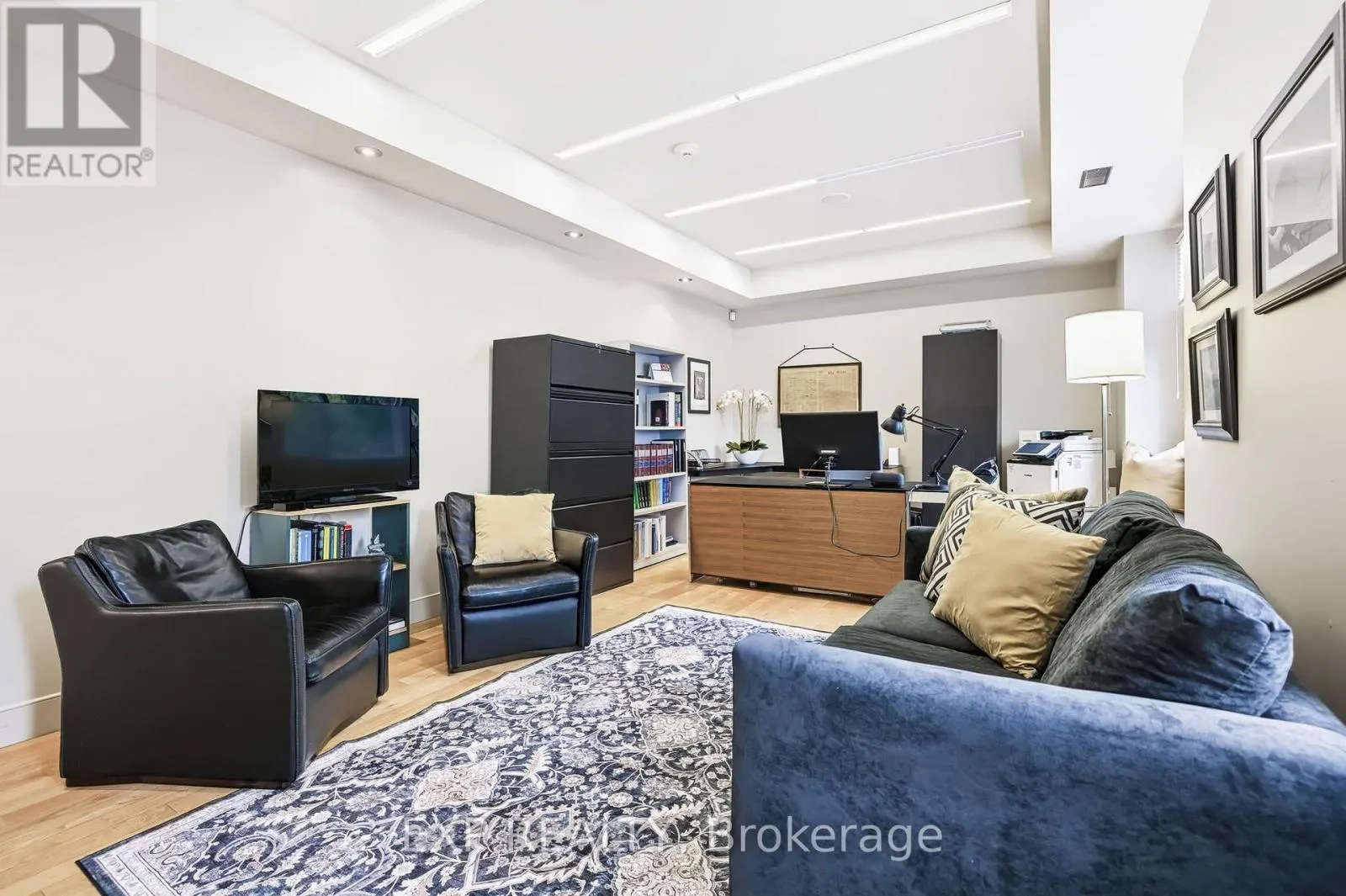 UNIT 1 LEVEL 1 - 122 GUIGUES AVENUE W