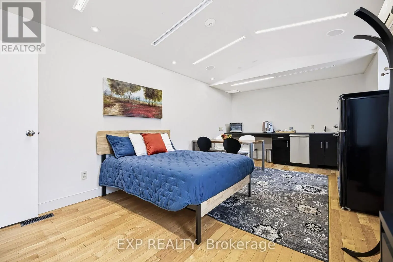 UNIT 1 LEVEL 1 - 122 GUIGUES AVENUE W