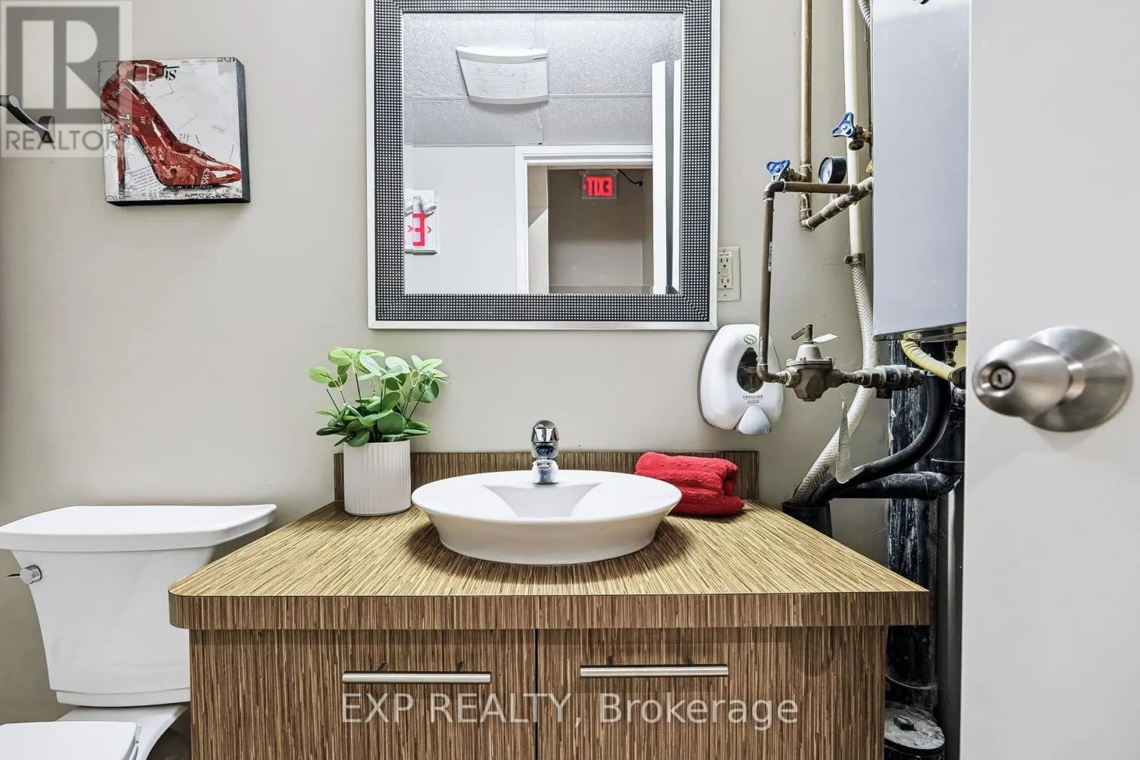 UNIT 1 LEVEL 1 - 122 GUIGUES AVENUE W