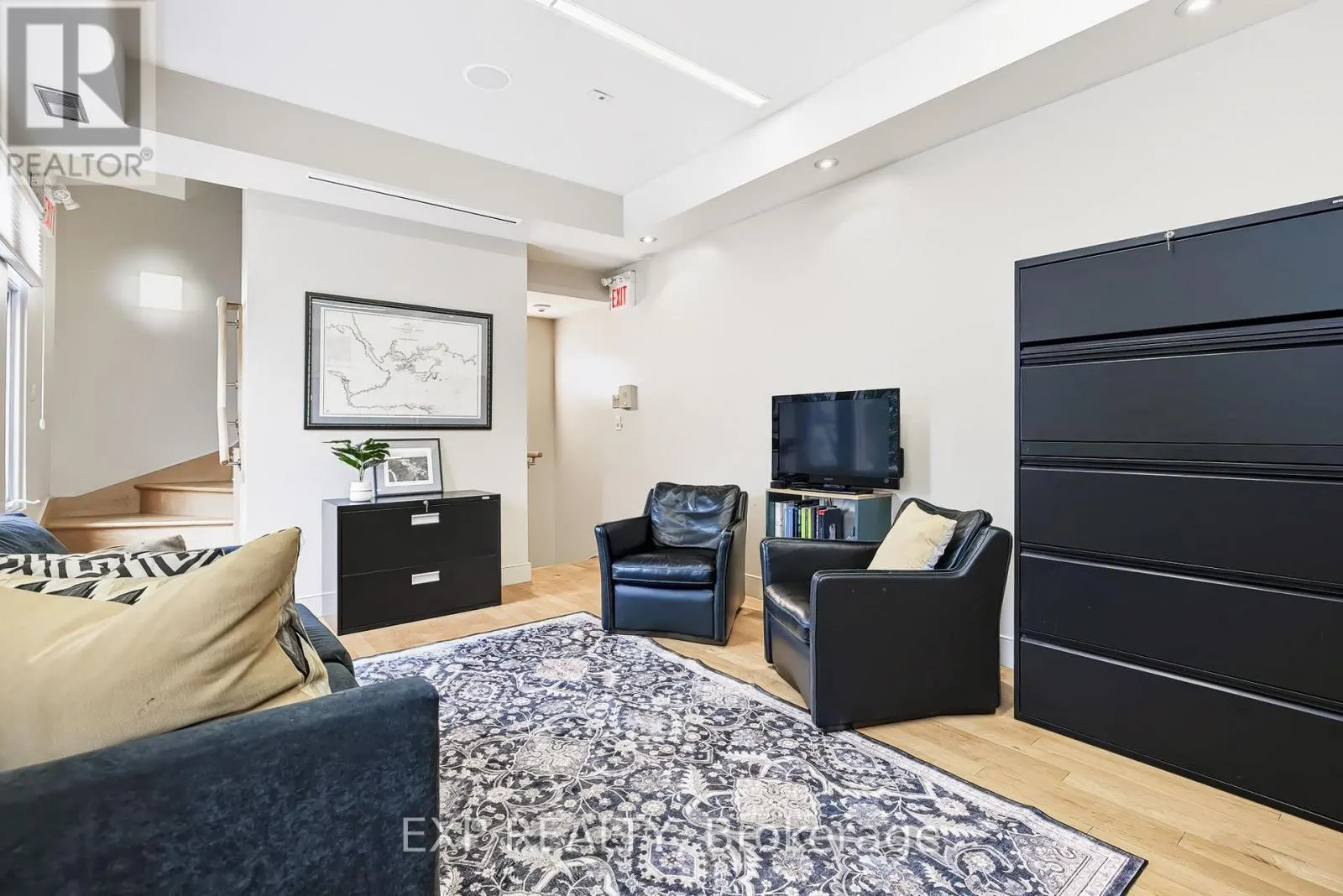 UNIT 1 LEVEL 1 - 122 GUIGUES AVENUE W