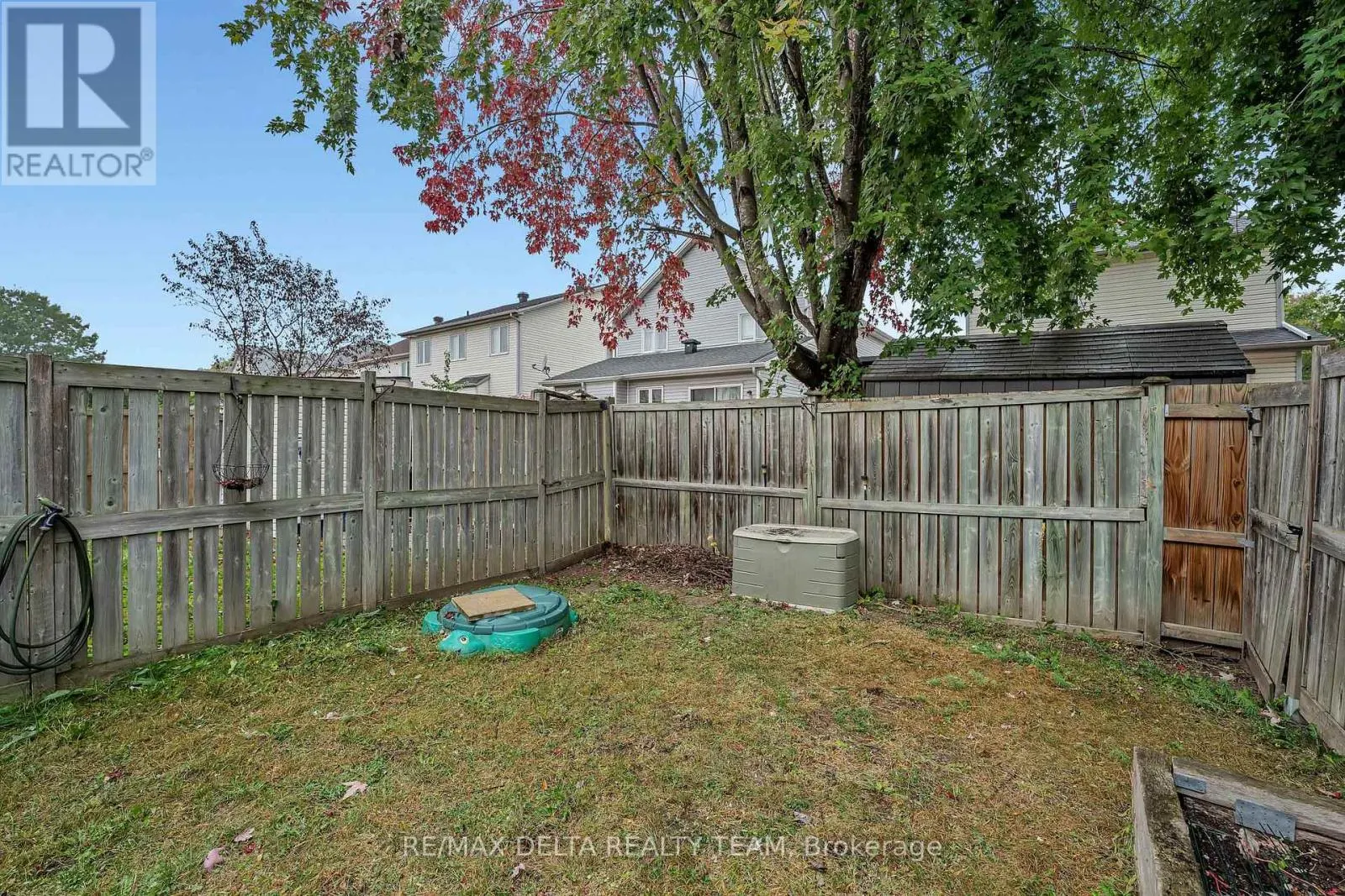 858 COMO CRESCENT