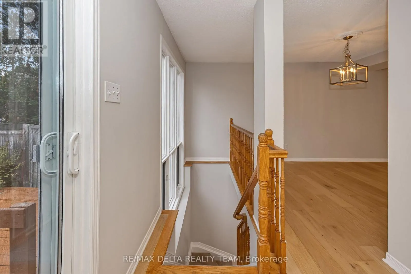 858 COMO CRESCENT