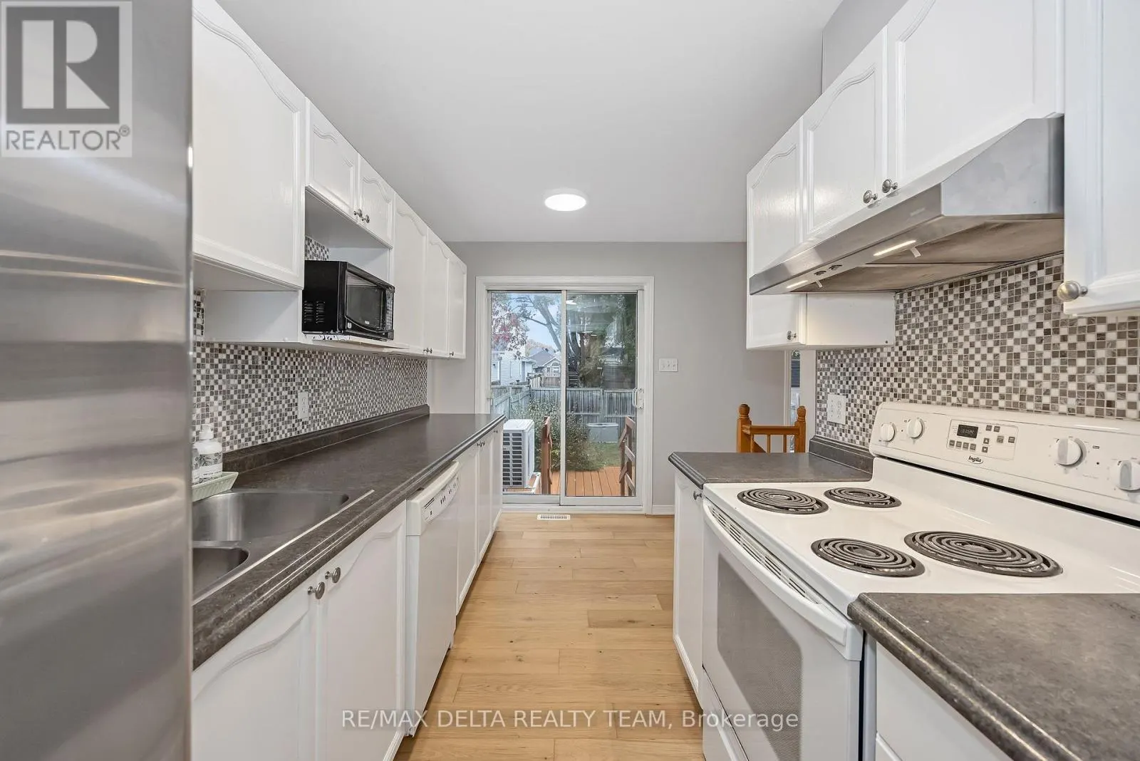 858 COMO CRESCENT