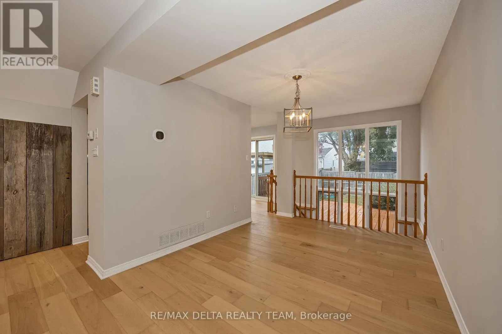 858 COMO CRESCENT