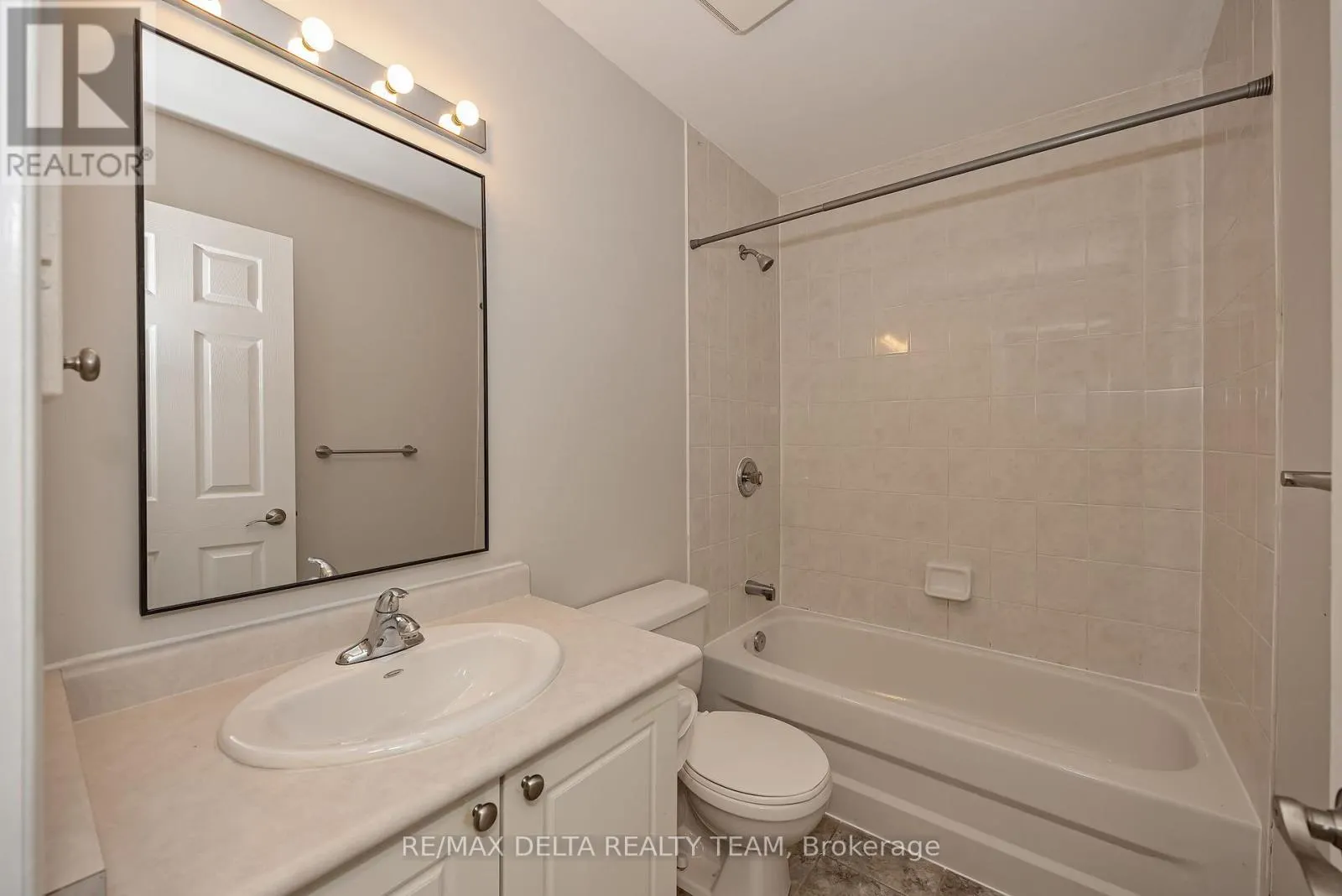 858 COMO CRESCENT