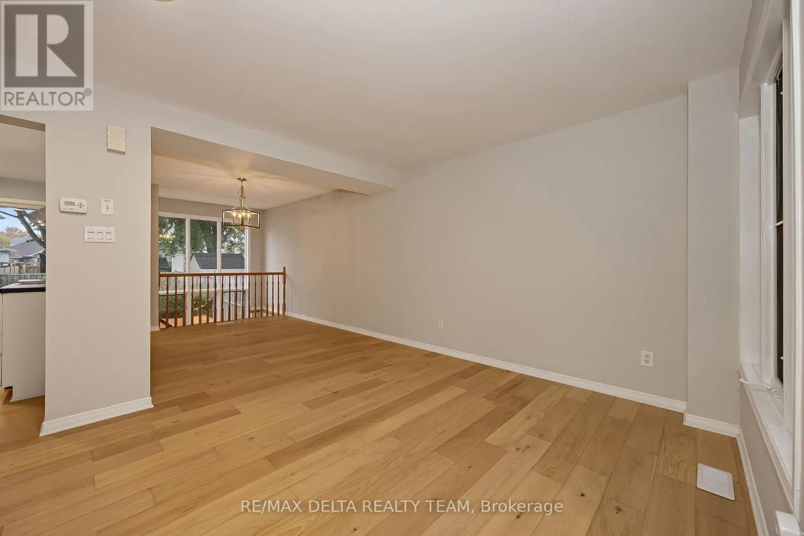 858 COMO CRESCENT