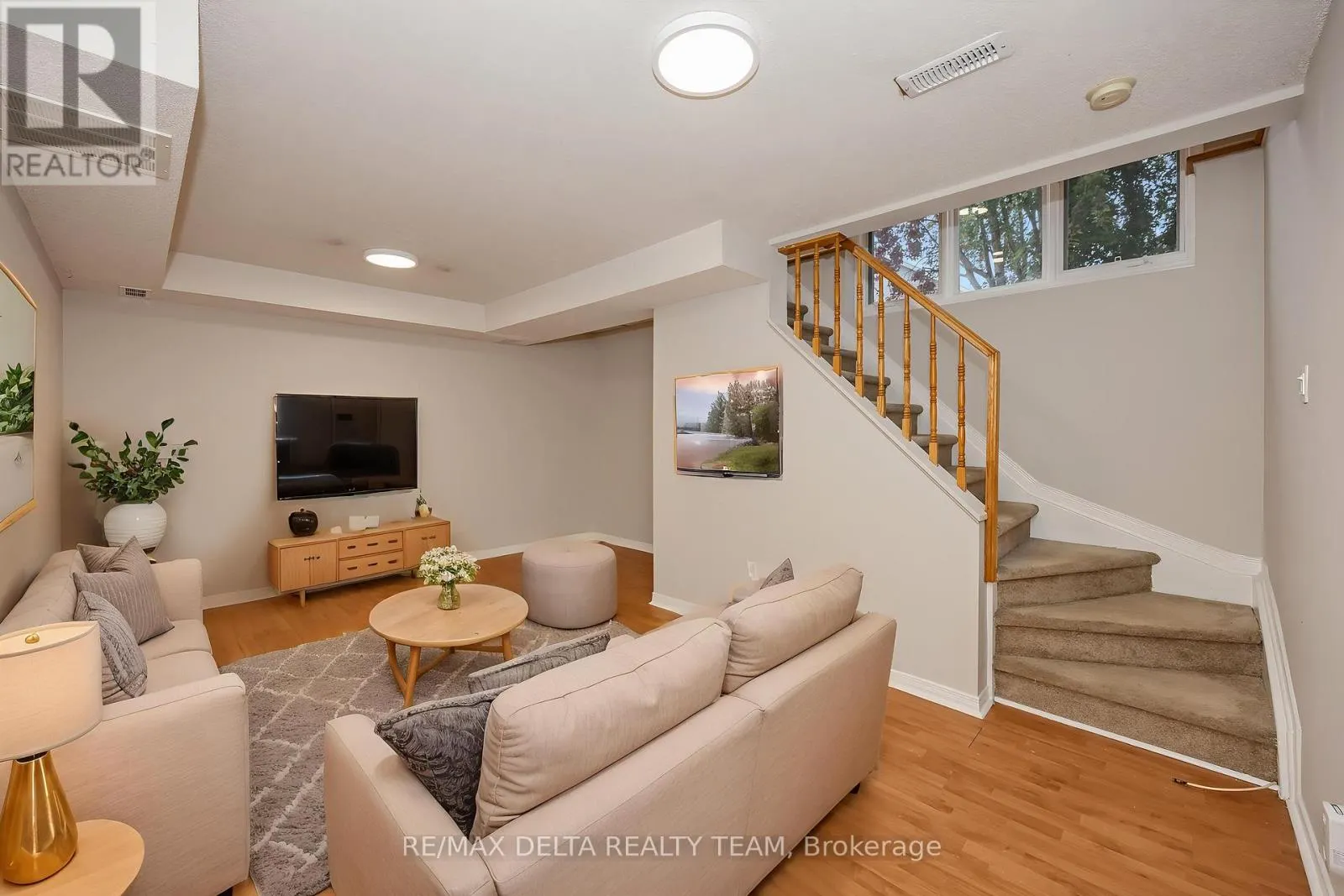 858 COMO CRESCENT
