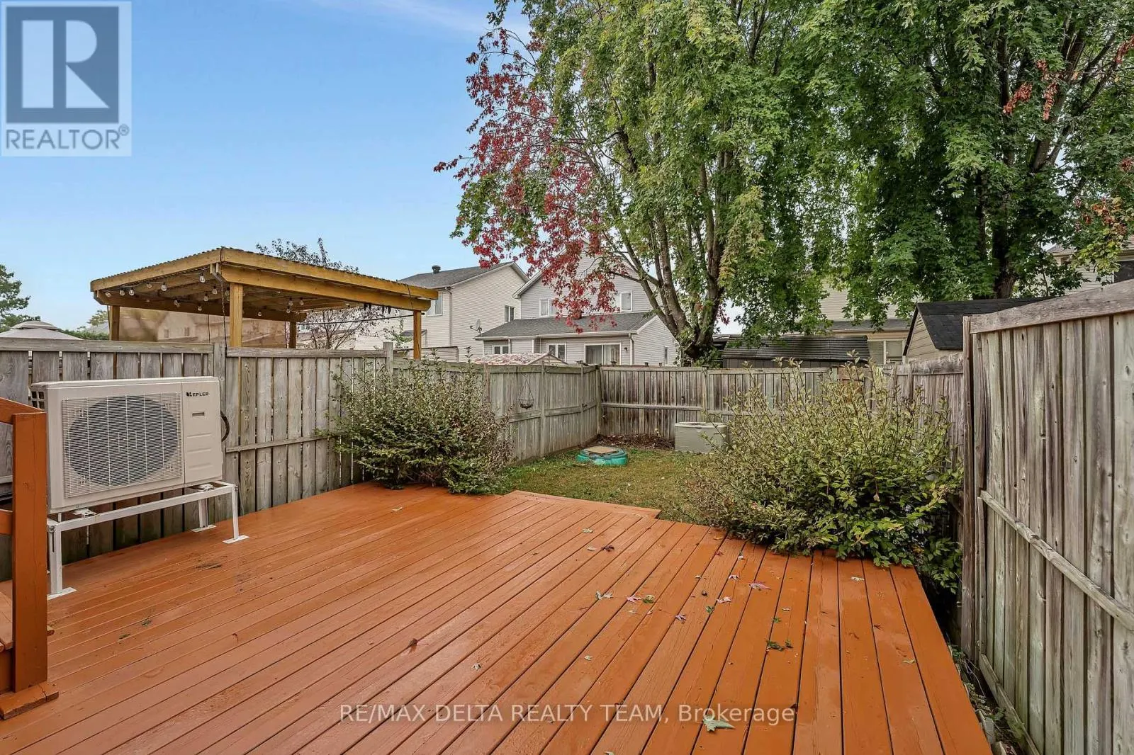 858 COMO CRESCENT