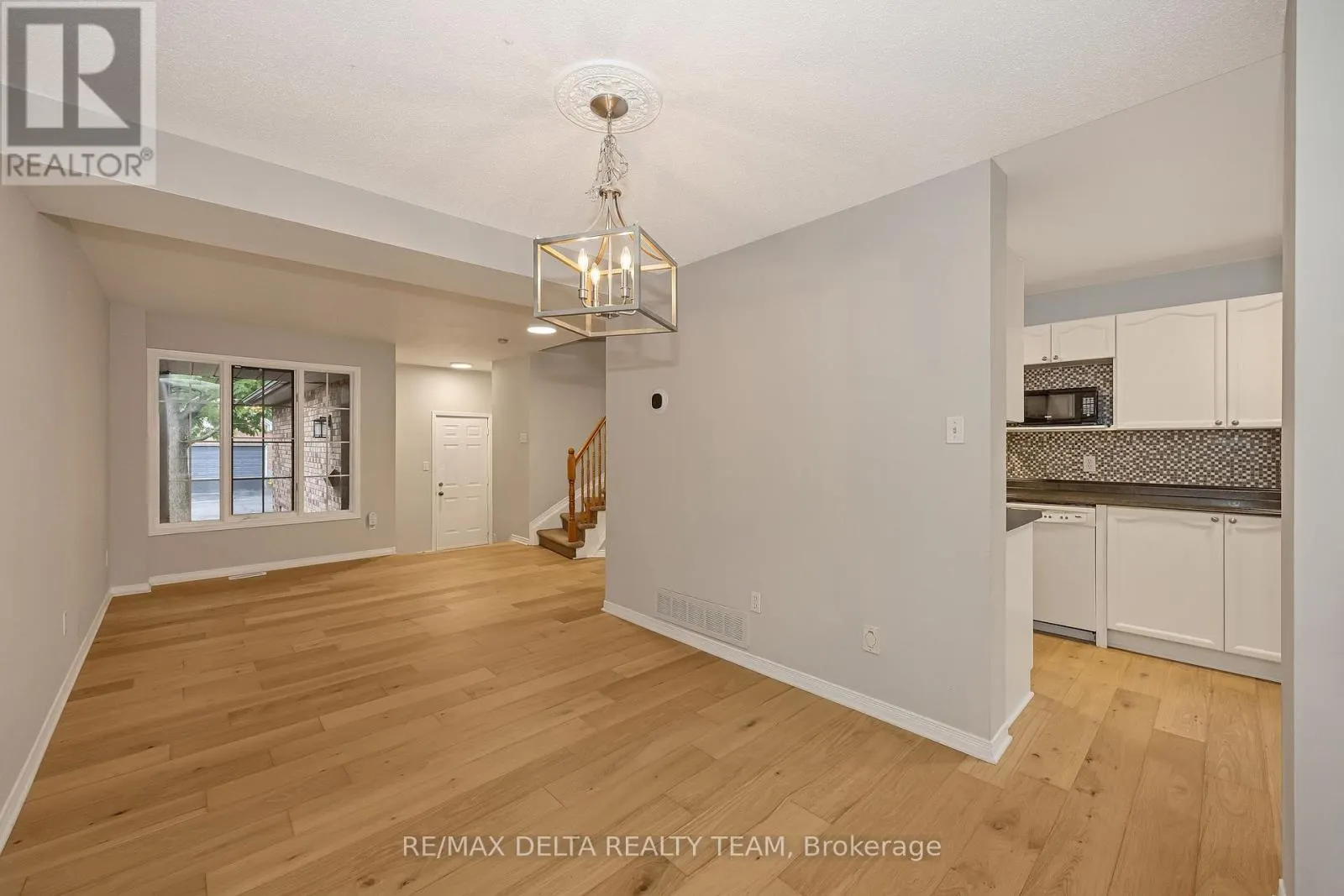 858 COMO CRESCENT