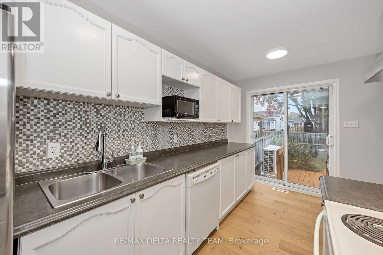 858 COMO CRESCENT