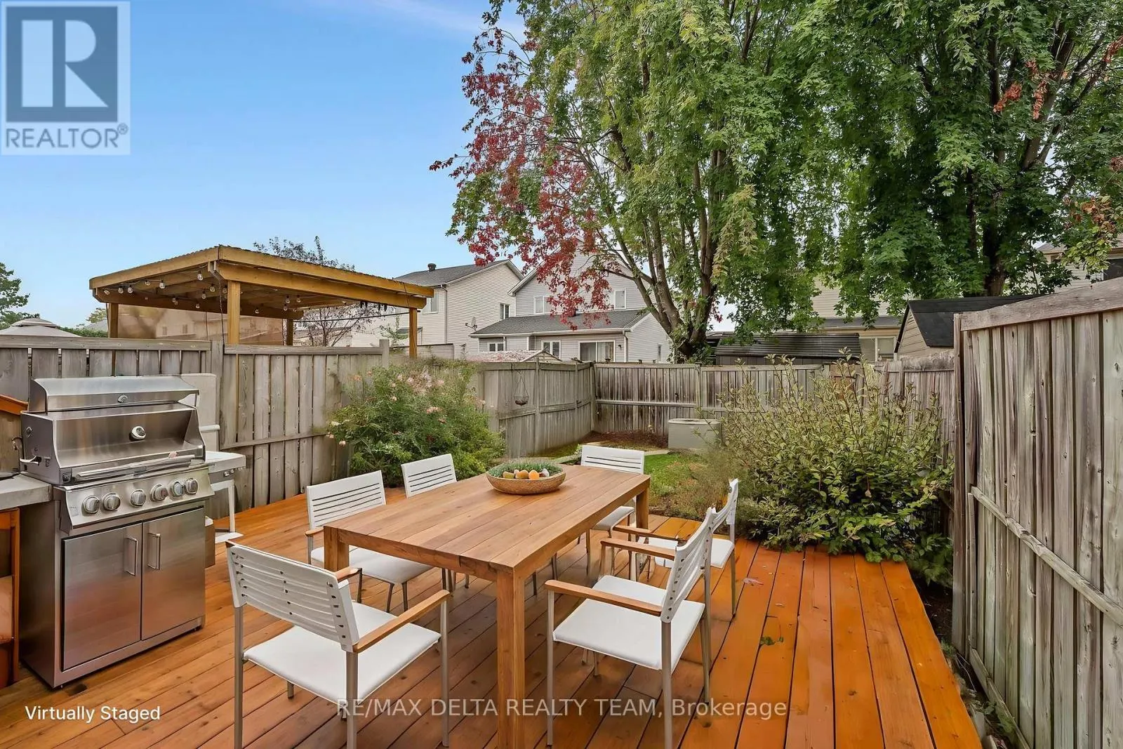 858 COMO CRESCENT