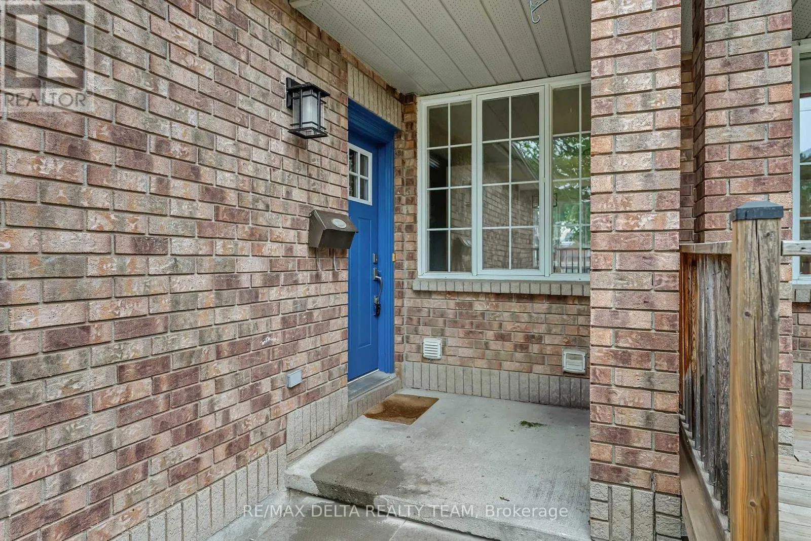 858 COMO CRESCENT
