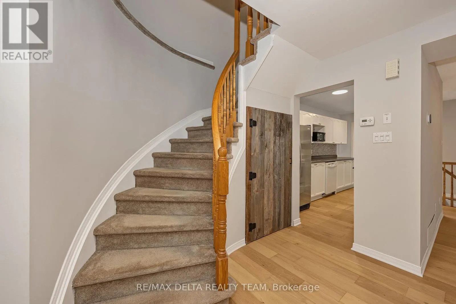858 COMO CRESCENT