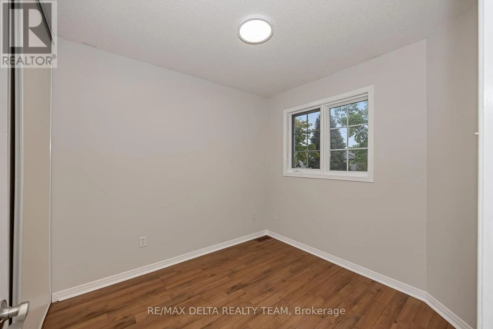 858 COMO CRESCENT