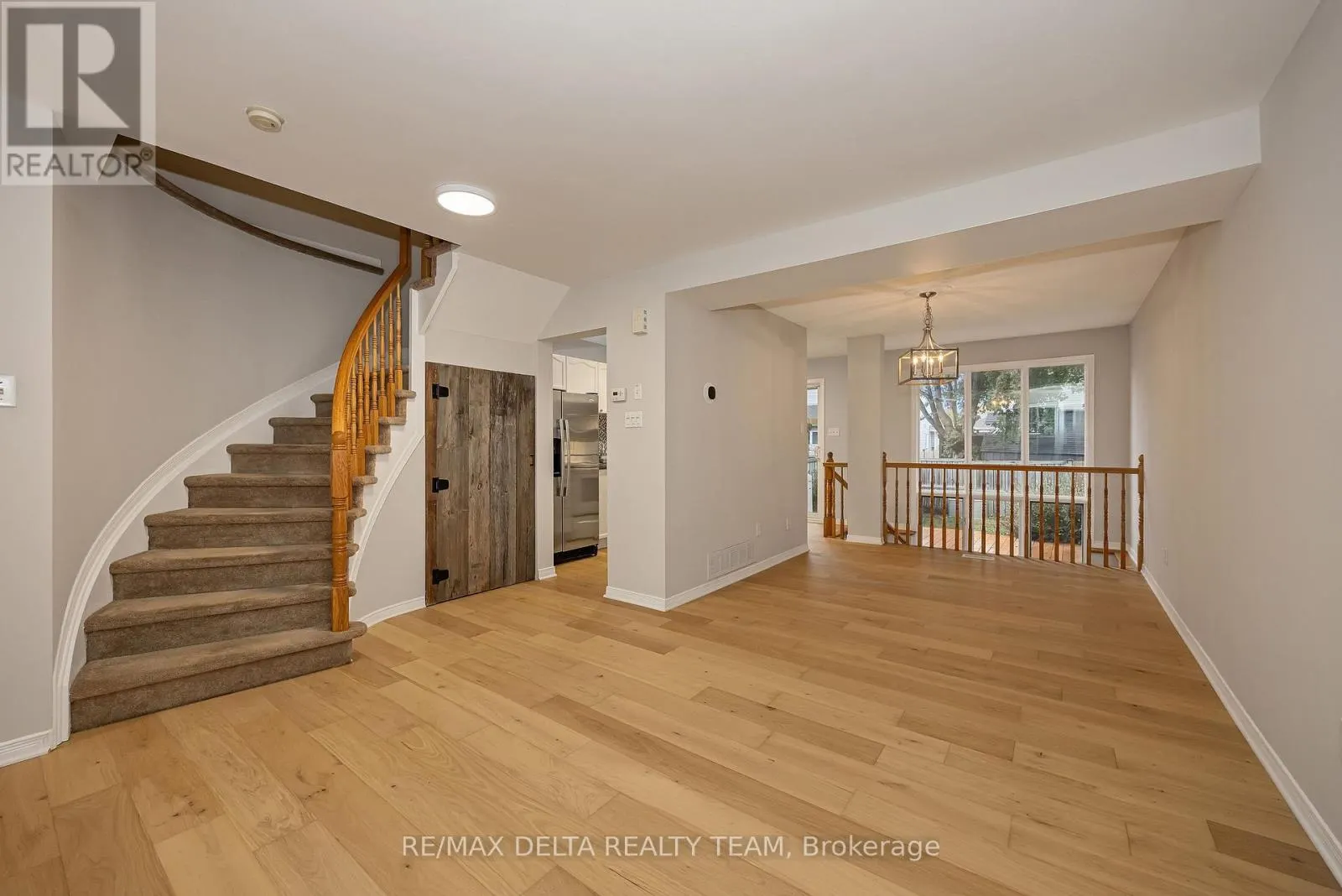 858 COMO CRESCENT