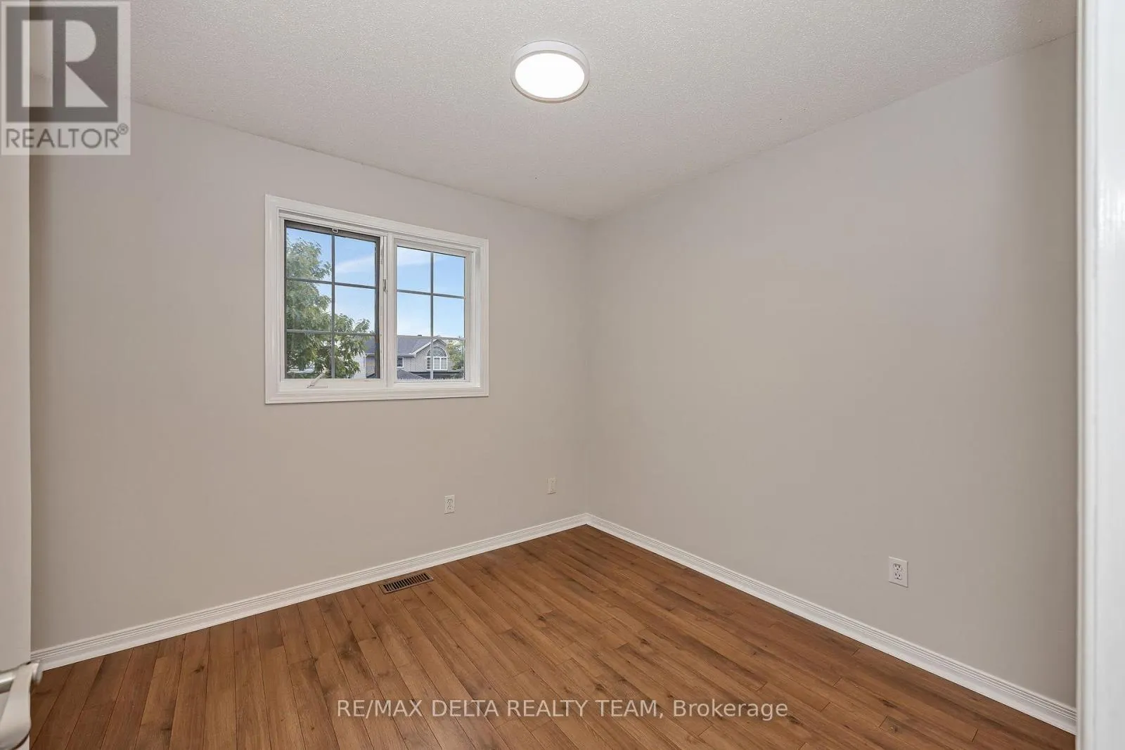 858 COMO CRESCENT