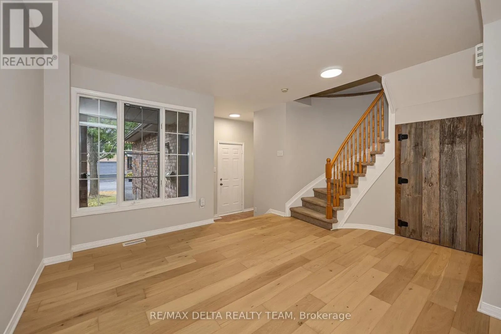 858 COMO CRESCENT