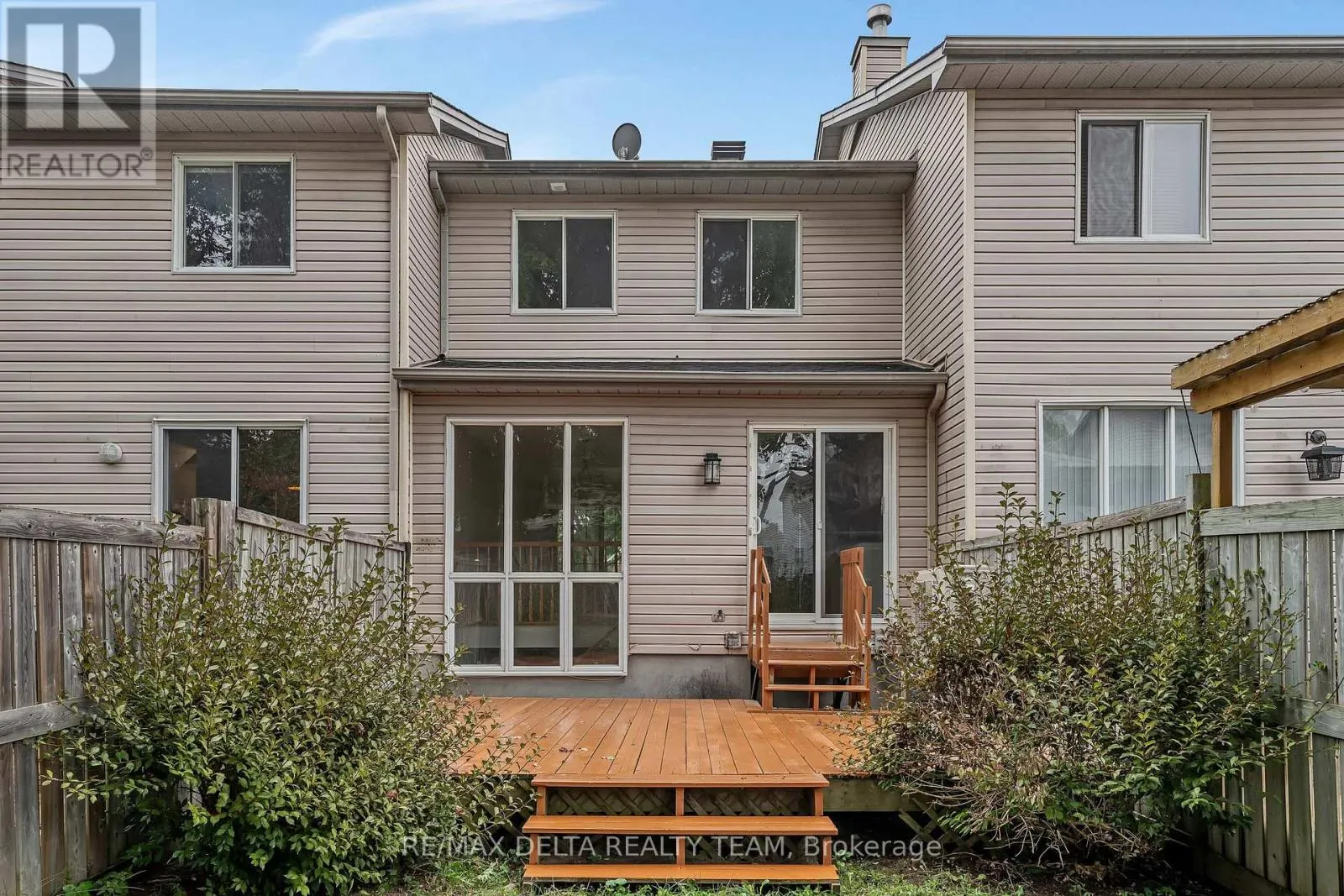 858 COMO CRESCENT