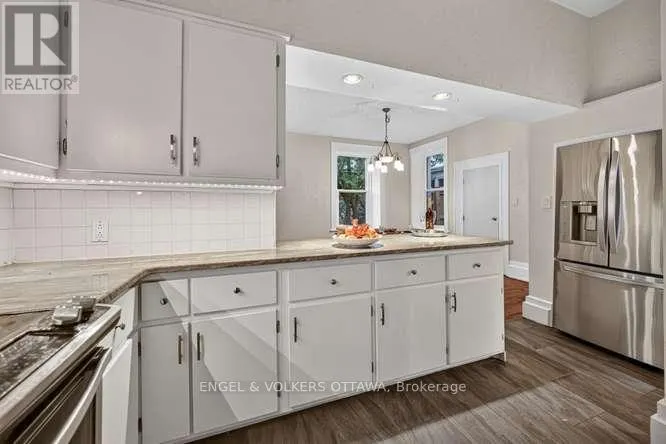 716 KING STREET W