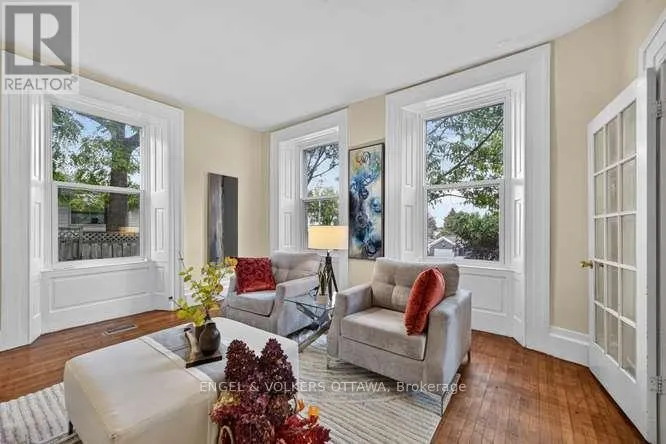 716 KING STREET W