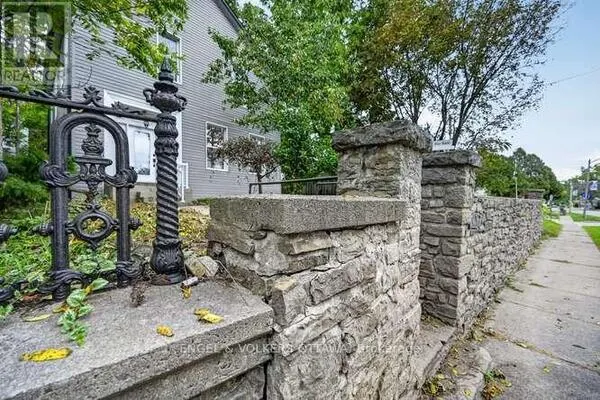 716 KING STREET W