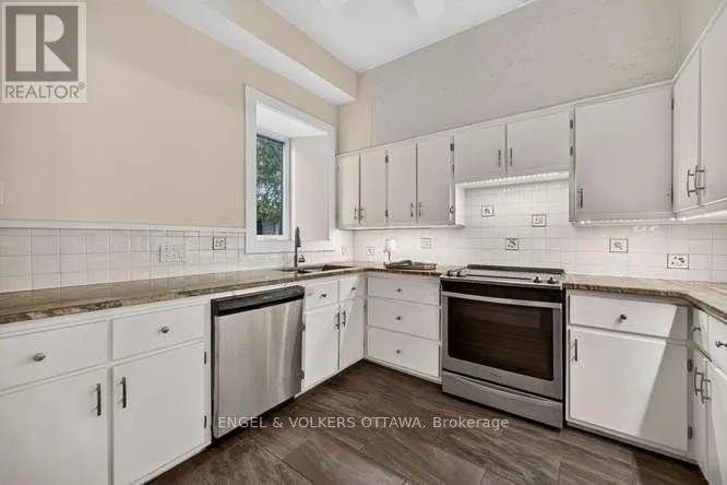 716 KING STREET W