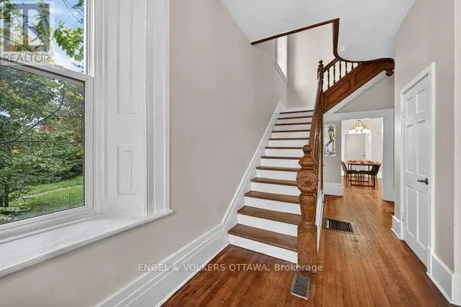 716 KING STREET W