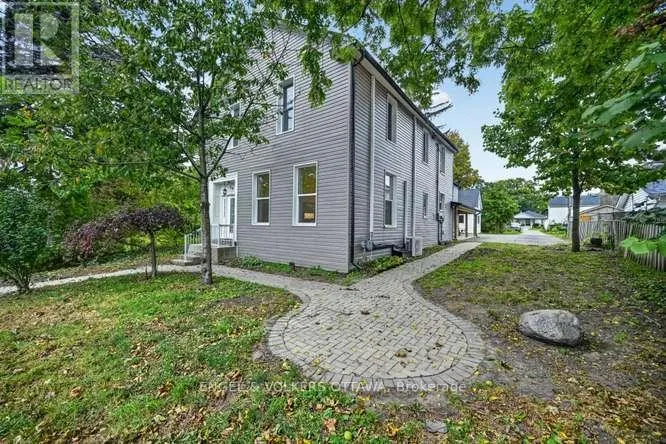 716 KING STREET W