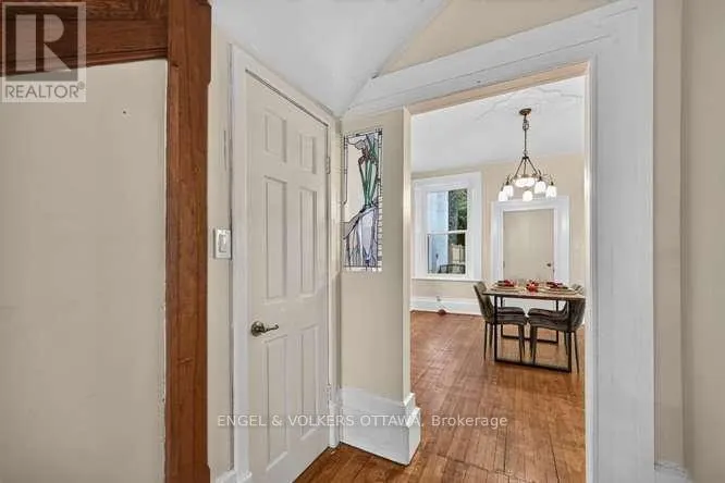 716 KING STREET W