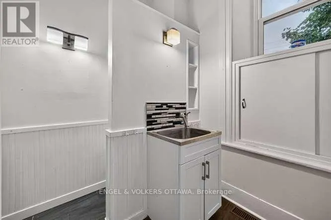 716 KING STREET W