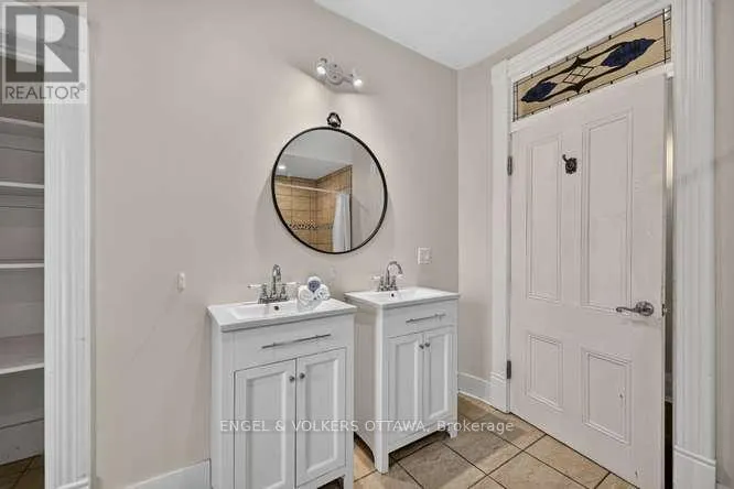 716 KING STREET W