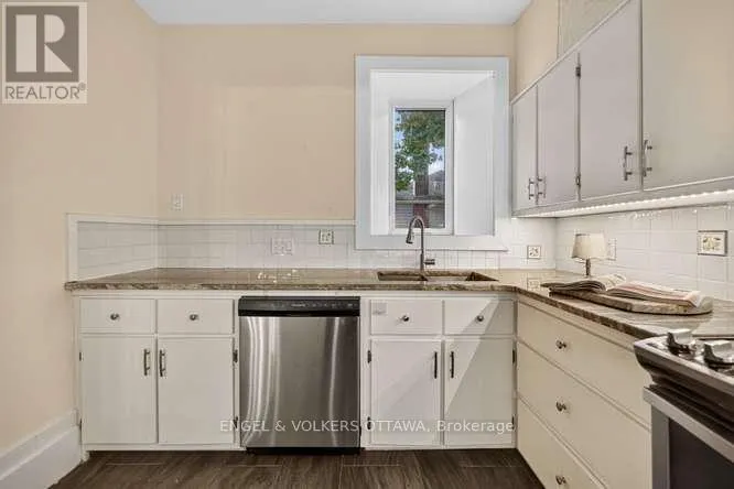 716 KING STREET W