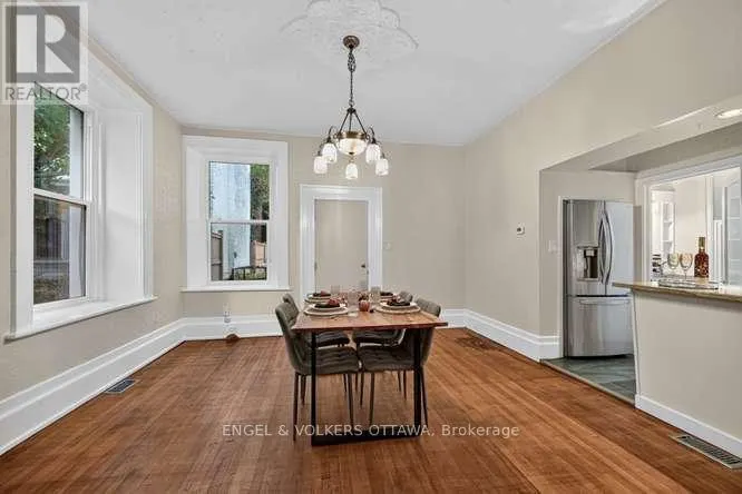 716 KING STREET W