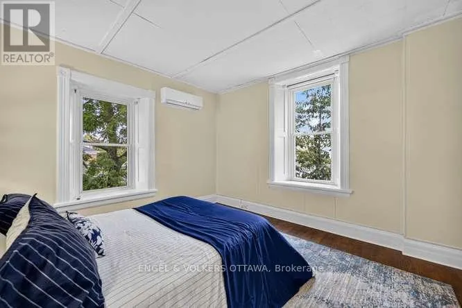 716 KING STREET W