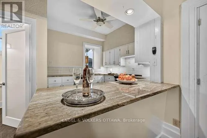 716 KING STREET W