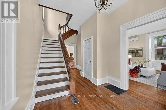 716 KING STREET W