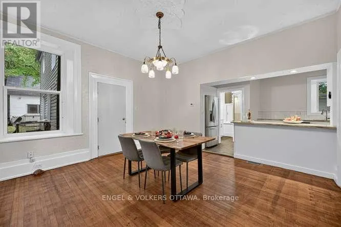 716 KING STREET W