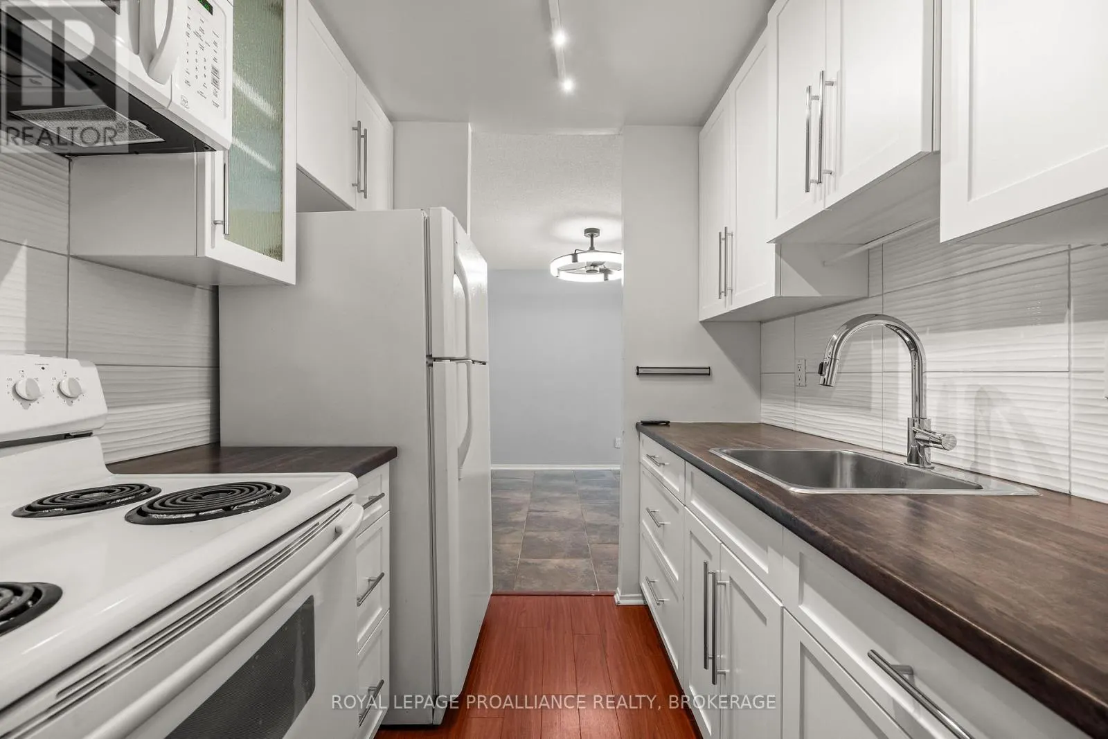 112 - 17 ELDON HALL PLACE #112