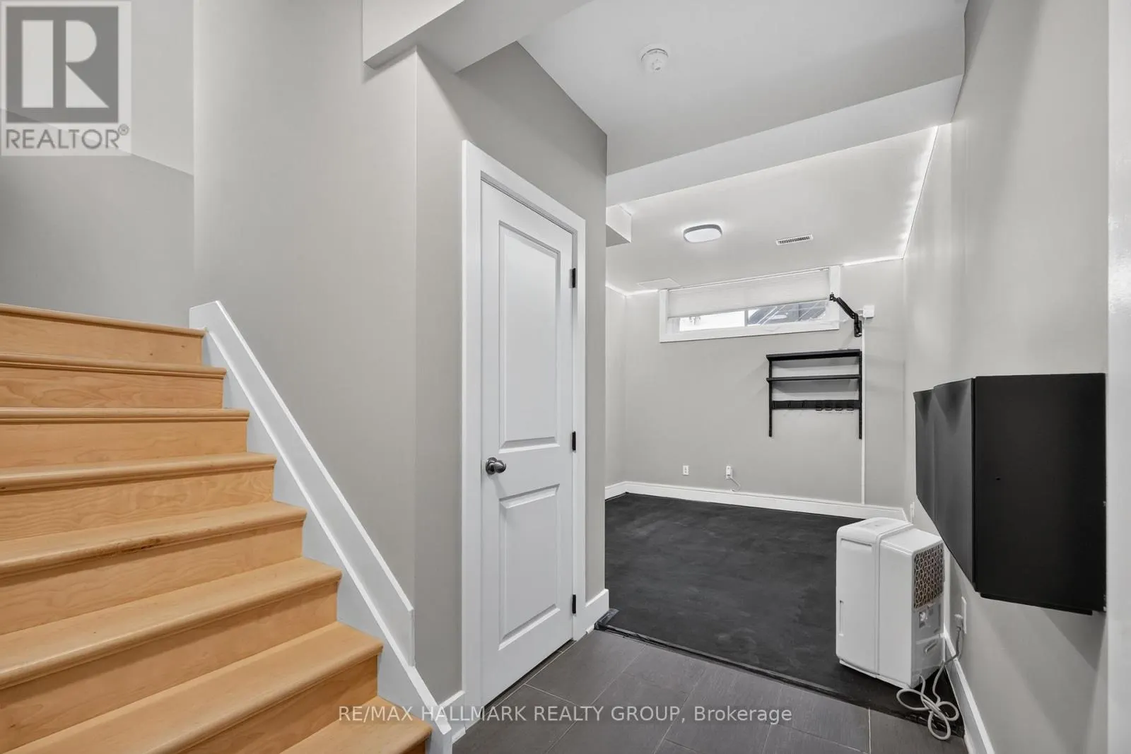 1559 QUEENSDALE AVENUE