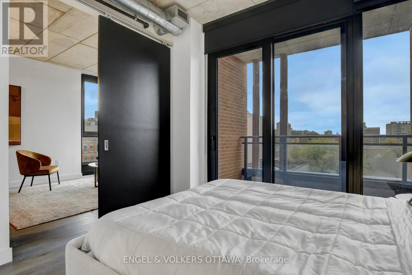405 - 10 JAMES STREET