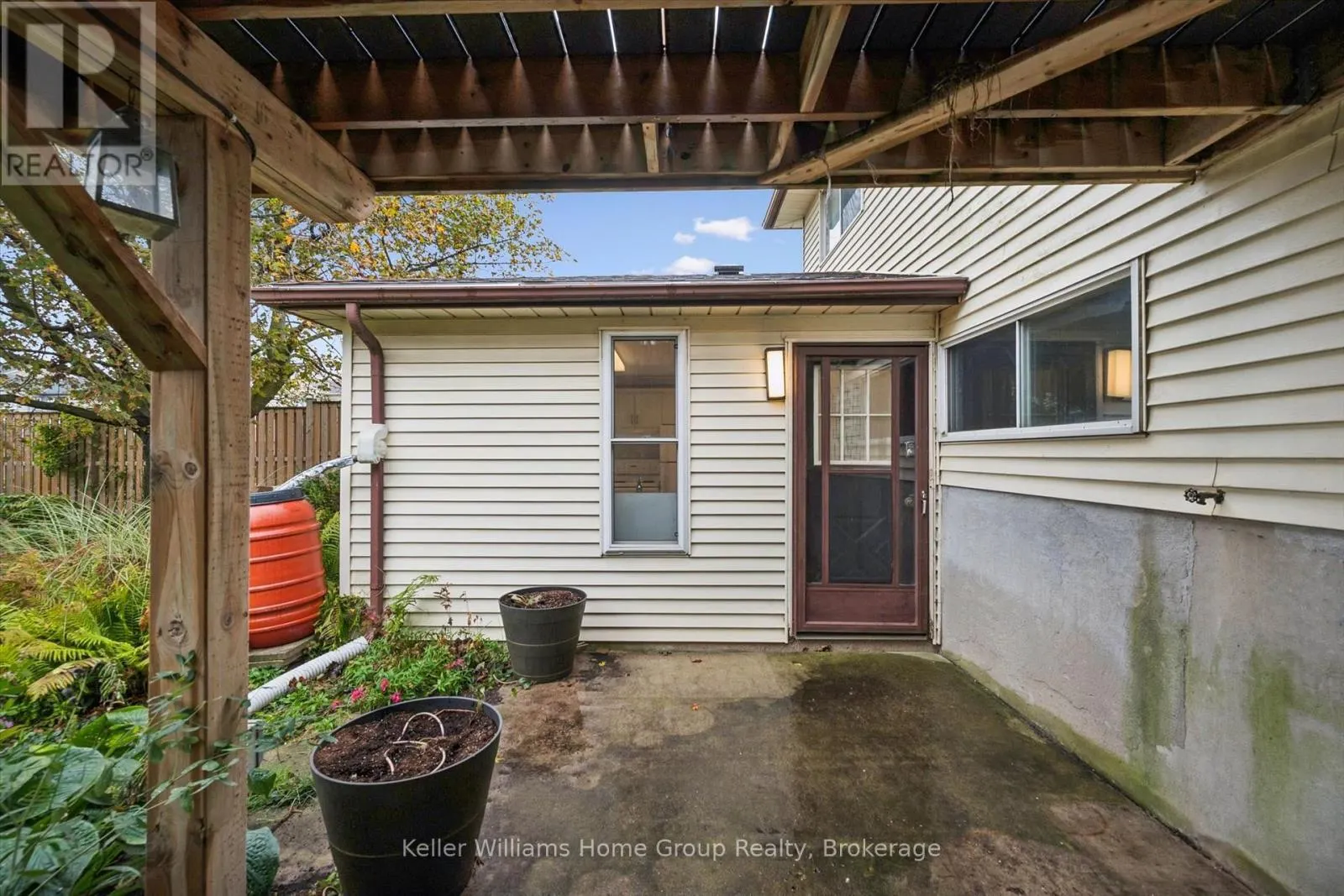 497 FORFAR STREET E